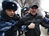 Policisté zasahují ve Volgogradu proti úastníkm nepovolené demonstrace nazvané Ruské shromádní proti teroru. 