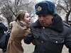 Policisté zasahují ve Volgogradu proti úastníkm nepovolené demonstrace nazvané Ruské shromádní proti teroru. 
