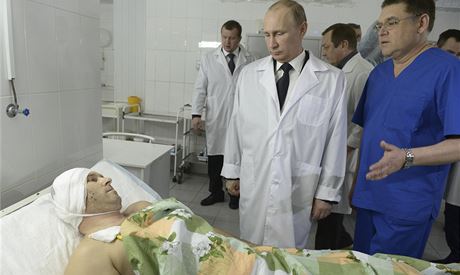 Vladimr Putin navtvil nemocnice, ve kterch jsou hospitalizovni zrann pi atenttech. 