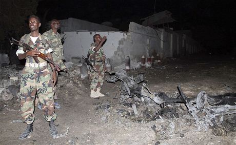 Vojáci prohledávají okolí výbuchu kolem hotelu Jazira v Mogadiu.