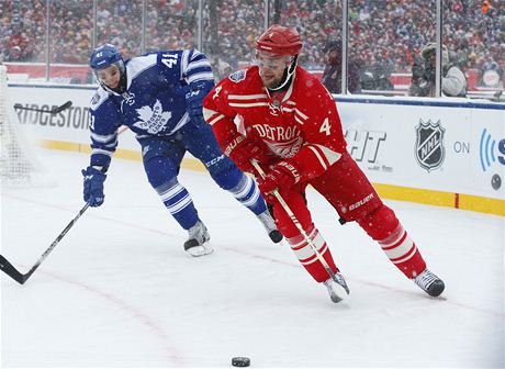 esk obrnce Jakub Kindl pi zpase Winter Classic proti Torontu.