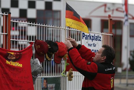 Schumacherovi fanouci ped nemocnicí.