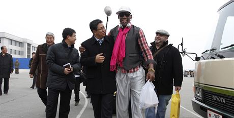 Rodman dorazil do Pchjongjangu a srden se pozdravil s korejskými ministry.