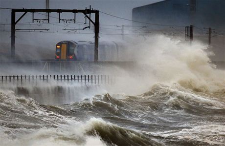 Pobeí Británie postihly záplavy
