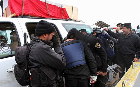 Irátí policisté truchlí nad svým kolegou zabitým bhem stet s al-Káidou