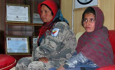 Afghánská dívka, která byla chycena s vestou plnou výbunin, by se mla vrátit k rodin. ekl to afgánský prezident Hamíd Karzáí.