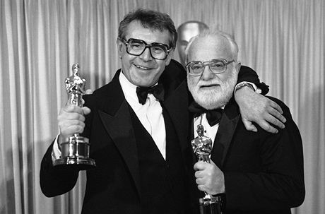 Milo Forman (vlevo) a Saul Zaentz na snímku z pedávání Oscar v roce 1985. Jejich spolené dílo Amadeus vyhrálo hned v 8 kategoriích.