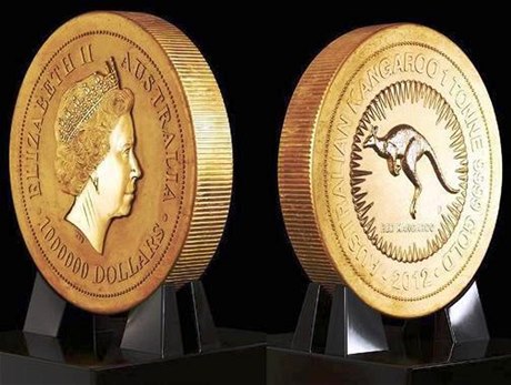 Obě strany největší zlaté mince na světě.