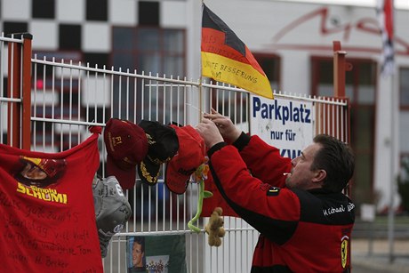 Schumacherovi fanoušci před nemocnicí.