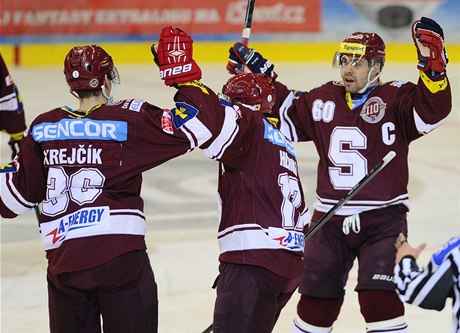 Hrái sparty - (zleva) stelec Jakub Krejík, Jaroslav Hlinka a kapitán Tomá Rolinek - se radují z gólu.