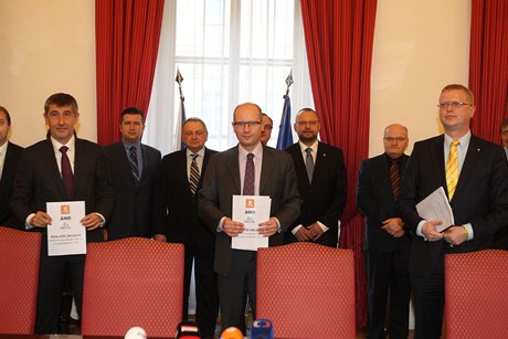 Zástupci ČSSD, ANO a KDU-ČSL po podpisu nové koaliční smlouvy.