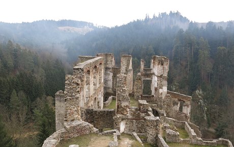 Hrad je od 17. století pustý.