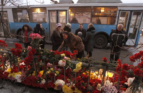 Obyvatelé Volgogradu kladou kvtiny a svíky k místu pondlního atentátu