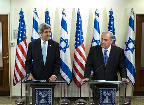 John Kerry (vlevo) a Benjamin Netanjahu