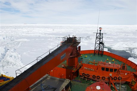 Pohled na uvízlý ínský ledoborec z paluby lodi Aurora Australis