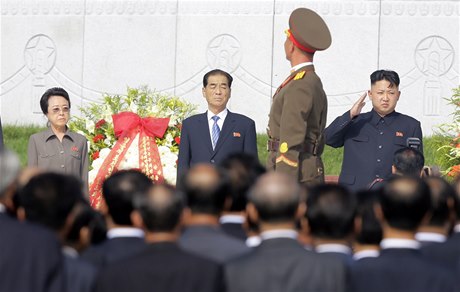 Kim ong-un (vpravo) se svou tetou Kim Kjong-hi (vlevo) na archivním snímku. Uprosted premiér KLDR Pak Pong-ju.