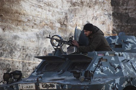 Bojovník Islámské fronty steí kontrolní stanovit ped teroristickými jednotkami z organizace ISIL. 