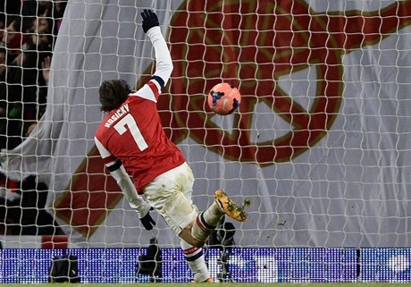 Tomá Rosický skóruje do sít Tottenhamu