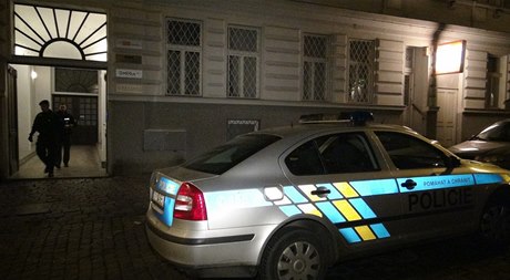 Policisté hledají vraha eny nalezené v úterý veer v byt na Praze 2.