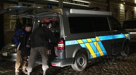 Policisté hledají vraha eny nalezené v úterý veer v byt na Praze 2.