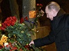 Ruský prezident Putin pokládá kytici na místo, kde explodoval trojelbusu.