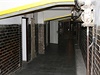 Pod Lucernou je doslova labyrint chodeb. Nalézají se tam sklady i atny pro personál nebo uinkující.