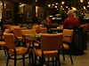 Kavárna Lucerna se svou typickou prvorepublikovou atmosférou. Hostm obas zpíjemuje vychutnávání nápoj hudba z pítomného piána. 