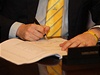 Zástupci SSD, ANO a KDU-SL podepsali novou koaliní smlouvu.