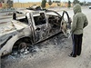 Spálené policejní auto v ulicích Fallúdi