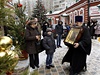 Rusko slaví Vánoce: pravoslavný knz nese ikonu do katedrály ve Volgogradu.