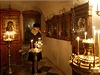 ena zapaluje svíku v kostele sv. Jana Ktitele ve Volgogradu.