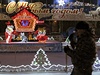 Vánoce ve Volgogradu: policista ped sváteními dekoracemi.