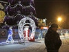 Policista hlídá vánoní strom v centru Volgogradu.