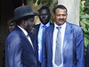 Jihosúdánský prezident Salva Kiir (zcela vlevo) vítá svj súdánský protjek Umara Baíra (zcela vpravo).
