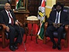Súdánský prezident Umar Baír (vlevo) na oficiální návtv v Jiním Súdánu. Vpravo jihosúdánský prezident Salva Kiir