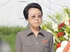 Kim ong-un (vpravo) se svou tetou Kim Kjong-hi (vlevo) na archivnm snmku. Uprosted premir KLDR Pak Pong-ju.