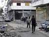 Syrtí povstalci a civilisté kráí po zniených ulicích obléhaného Homsu.