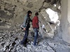 Chlapci obhlíejí následky útoku na meitu, zpsobenou silami oddaným prezidentu Baáru Assadovi.