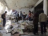 Civilisté prohlíejí knihy v meit zasaené leteckými silami prezidenta Baára Assada.