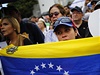 Venezuelané protestují proti násilí v hlavním mst Caracasu.