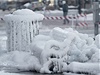 Ledem obalená lavi�ka a ko� v americkém Plattsmouthu.