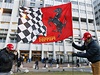 Vlajky ferrari na podporu Schumachera ped nemocnicí v Grenoblu.