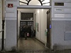 Policisté hledají vraha eny nalezené v úterý veer v byt na Praze 2.