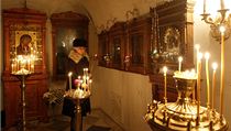 ena zapaluje svku v kostele sv. Jana Ktitele ve Volgogradu.