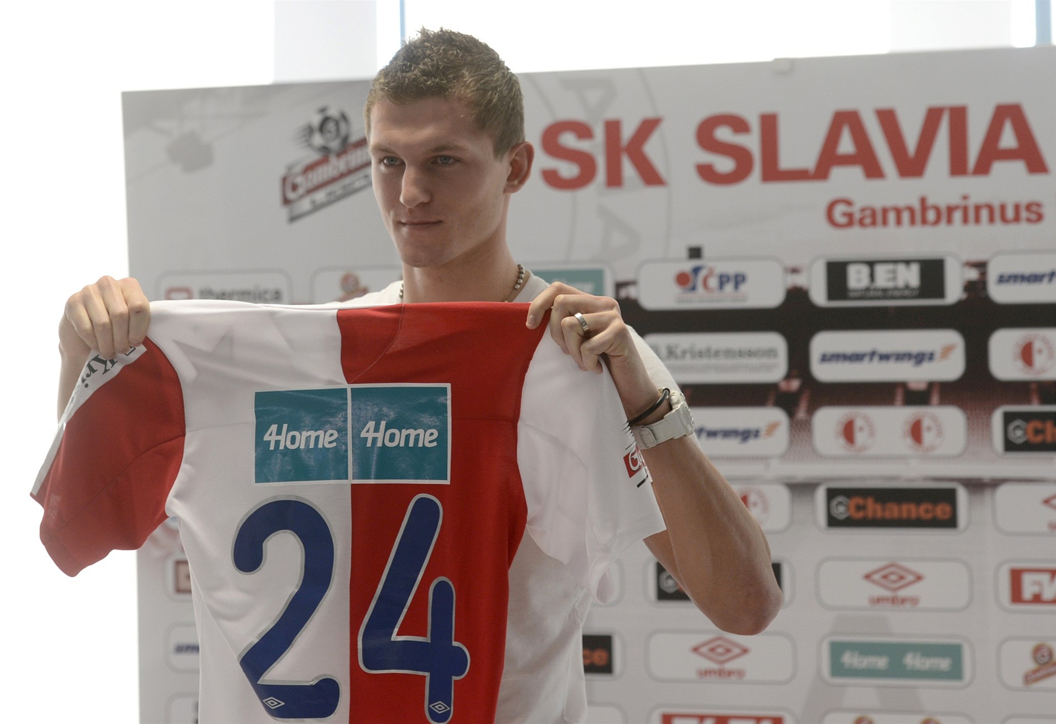 Tomá� Necid se dresem Slavie Praha.