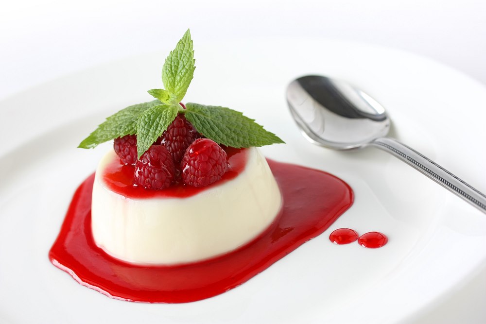 Panna cottu - smetanov� bílá bábovi�ka, efektn� p�elitá rozvarem z malin nebo...