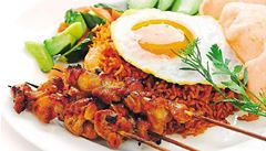 Nejznámější jídlo z rýže není nákyp ani rizoto, ale nasi goreng, indonéská smažená rýže s česnekem a říznou chili pastou. Přidat můžete i sázené vejce, jarní cibulku a trochu kuřecího.  | na serveru Lidovky.cz | aktuální zprávy