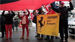 Schumacherovi fanou�ci p�ed nemocnicí.