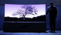 �éf americké divize Samsungu Joe Stinziano p�edstavuje na veletrhu v Las Vegas 105palcovou zak�ivenou televizi s ultra HD rozli�ením.