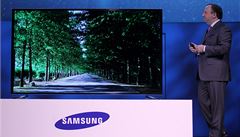�éf americké divize Samsungu Joe Stinziano demonstruje ohýbání nové OLED televize.